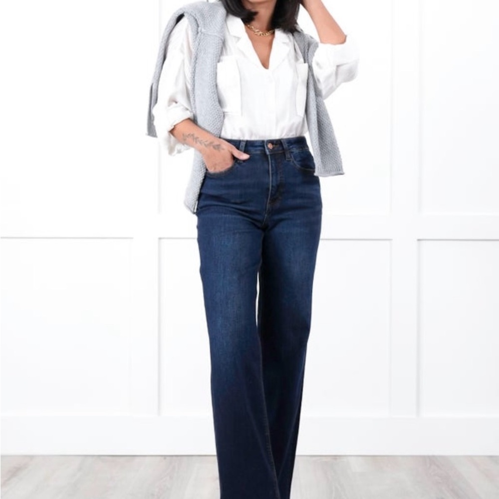 Classic Blue Women's Jeans. High rise. Loose. Ultimate stretch.